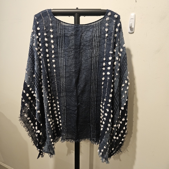 Demdaco NWT Women's Textured Pashima Shawl Poncho, Navy & White, One Size - Picture 8 of 11